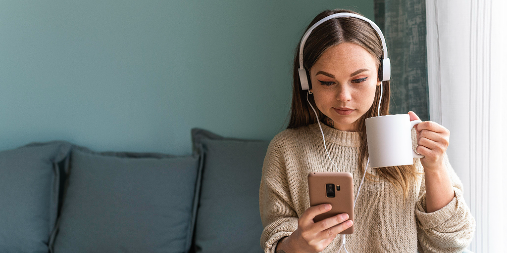 Zatímco uklízíte, cestujete nebo odpočíváte – tyto podcasty vám mohou změnit pohled na svět.
